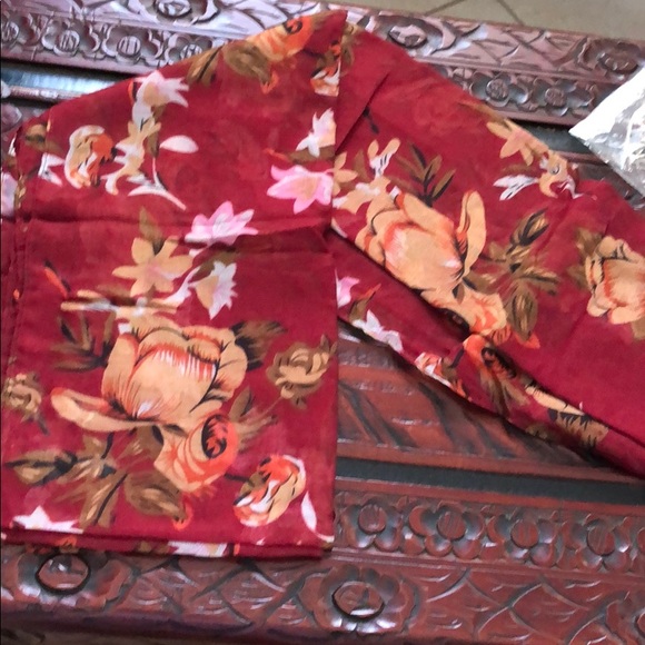Red Floral scarf - Picture 5 of 7